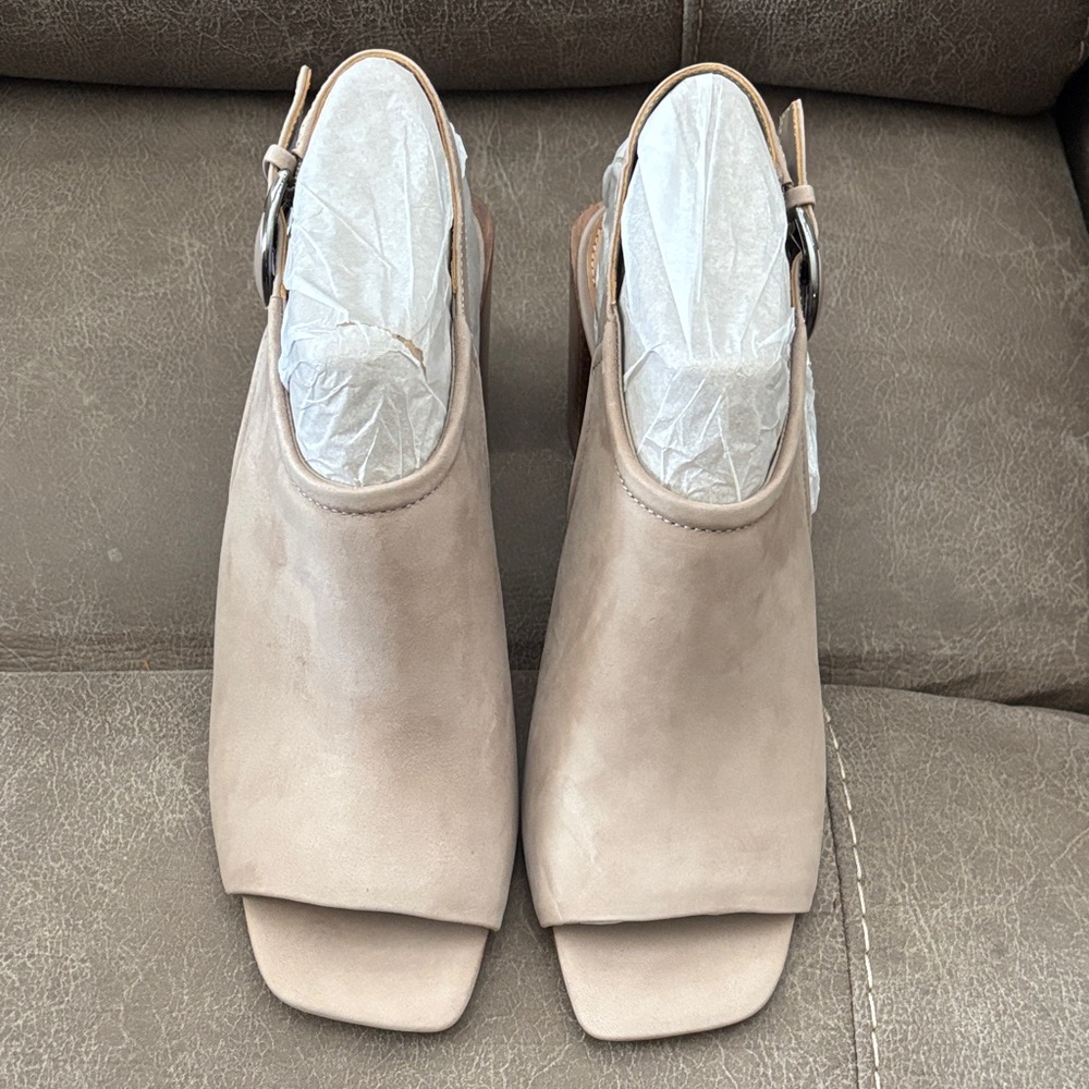 VINCE CAMUTO TAN SANDALS SZ 10M